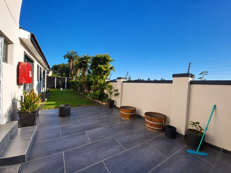 5 Bedroom Property for Sale in Flamingo Vlei Western Cape